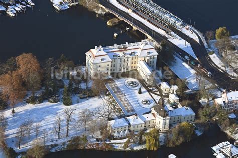 Luftbild Berlin Winterluftbild Schloss Köpenick am Ufer der Dahme im