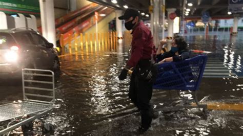 Fuertes lluvias generan cascadas y ríos en tienda de autoservicio