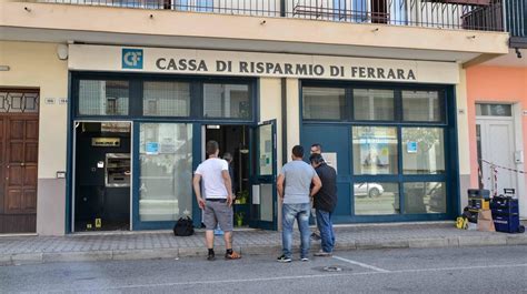 Polesella Fanno Esplodere Sportello Bancomat E Poi Fuggono