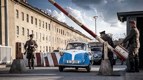 Cómo fue la odisea de cruzar el muro de Berlín oculto en un Isetta