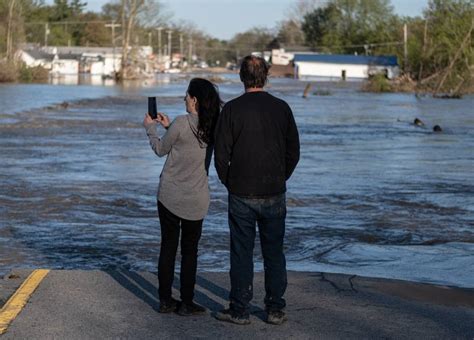 Two Dams Fail In Us State Of Michigan Thousands Evacuated For