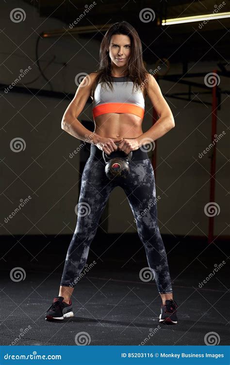 Mujer En Gimnasio Que Se Resuelve Con El Peso De La Caldera Foto De