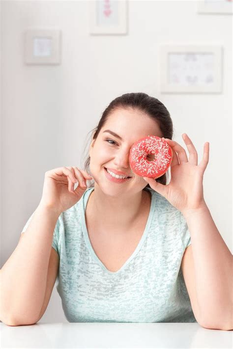 Junk Food Chubby Mädchen in Der Küche Wahl Zwischen Hamburger Und