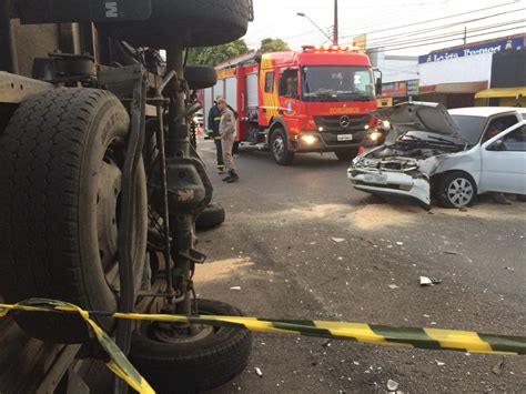 Caminhonete tomba após acidente em cruzamento semáforo em Curitiba