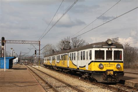 PR EN57 1039 Wrocław Muchobór train station 06 03 2017 Flickr