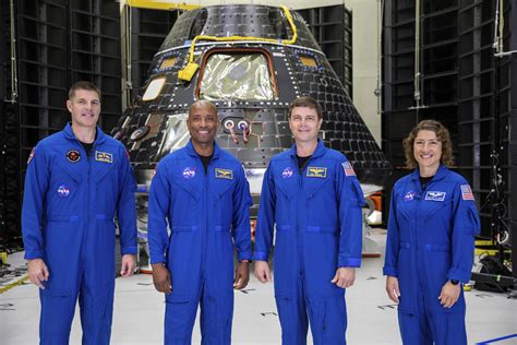 Astronauts Get First Look At The Spacecraft That Will Fly Them Around