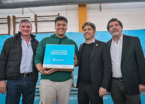 Kicillof Entreg Computadoras A Estudiantes Secundarios De Lincoln