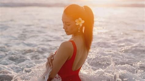 Berenang Pakai Bikini Batik Di Bali Potret Seksi Anya Geraldine Tuai