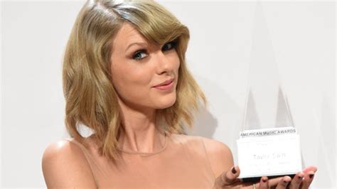 Taylor Swifts Amas Acceptance Speech On Feminism And Streaming Is