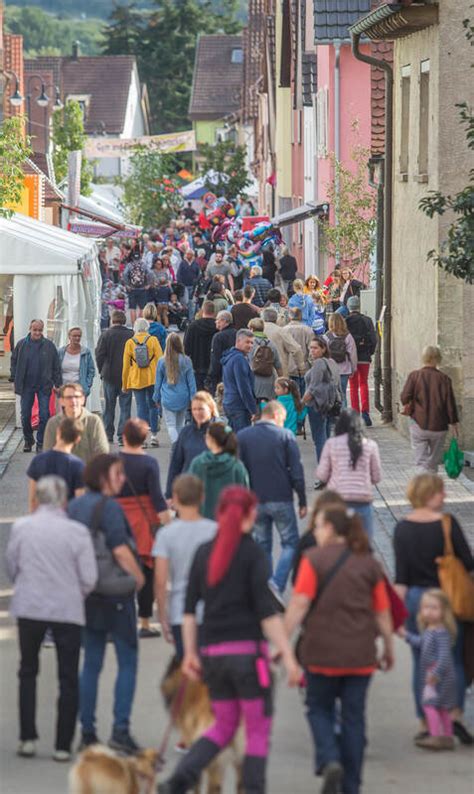 Trotz mäßigem Wetter Straßenfest in Mühlacker lockt Massen in