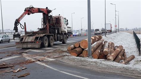 Wypadek na obwodnicy Nakła Przewróciła się przyczepa przewożąca drewno