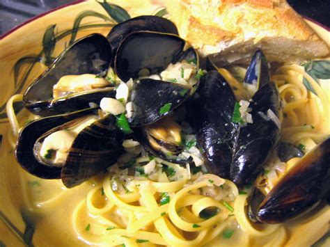 Steamed Mussels In A Garlic White Wine Sauce Mussels Recipe Mussels