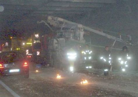 Camion Incastrato Nel Sottopasso VareseNews Foto