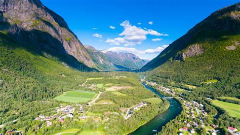 Noruega No Ver O A Cidade O Rio E As Montanhas De Pa S Ajardinam A