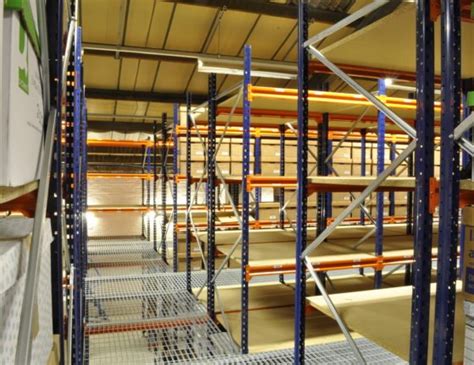 Magazijnrekken Met Tussenvloeren Werken In De Hoogte Cln Racking