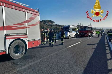 Incidente Stradale Sull A12 Roma Civitavecchia Coinvolti Turisti