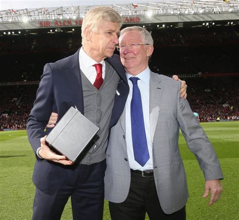 Sir Alex Ferguson Gives Arsene Wenger A Vase On His Last Game At Old