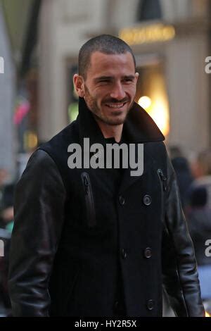 Leonardo Bonucci E Sua Moglie Martina Maccari In Via Montenapoleone Con