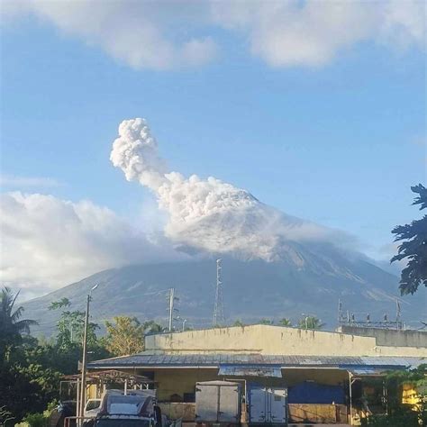 Bulkang Mayon Naka Alert Level Matapos Magbuga Ng Makapal Na Usok