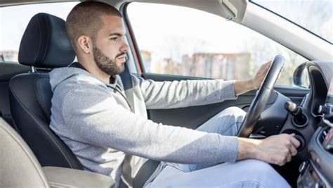 Homem Ligando Carro Para Entender O Que Esta Por Tras Da Embreagem