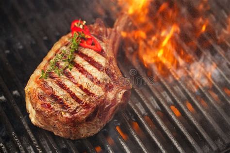 Viande De Nourriture Bifteck De Boeuf Sur Le Gril De Barbecue De Bbq