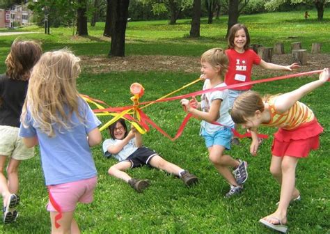 Entretenimiento para niños en un cumpleaños infantil al aire libre