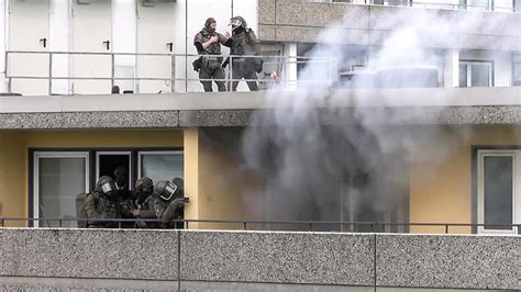 Explosion In Ratingen Polizei Und Feuerwehr Bei Einsatz Schwer Verletzt