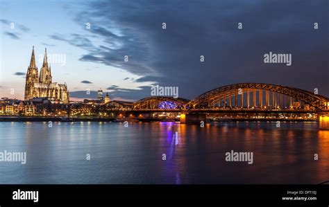 La Catedral de Colonia y el puente Hohenzollern al atardecer Fotografía