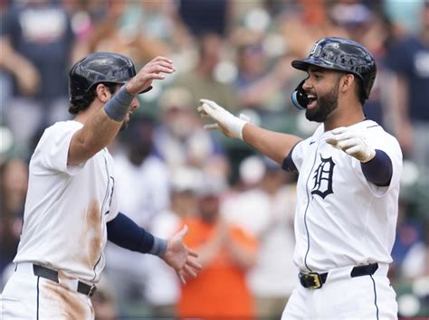 Tigers Score 9 Runs In 2 Innings Of 11 2 Win Over White Sox After