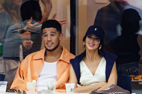 Pas Ndarjes Me Devin Booker Kendall Jenner Mbulon Gjoksin Me Duar Ndez Rrjetin Me Foto Toplees