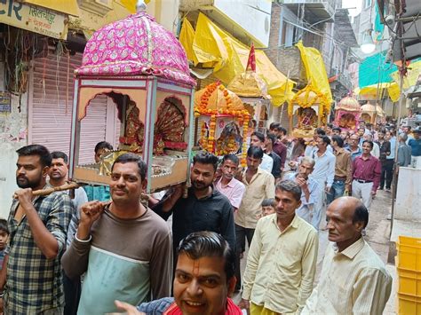 Crowd Gathered To See The Tableau Floating In The River नदी में चलित