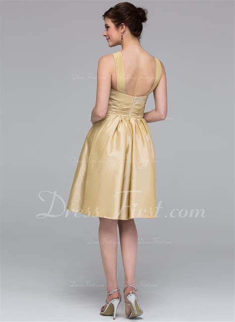 A Line Princess Scoop Neck Knee Length Taffeta Bridesmaid Dress With