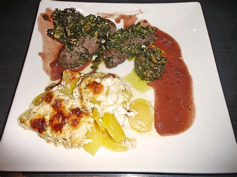 Lamm in Kräuterkruste mit Rotweinsauce und Kartoffelgratin von Lollipop