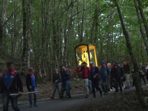 A San Severino Lucano La Discesa Dal Monte Al Paese Per La Madonna Del