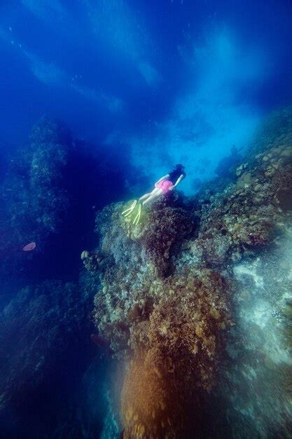 Premium Photo Underwater View Side View Of Anonymous Male Diver