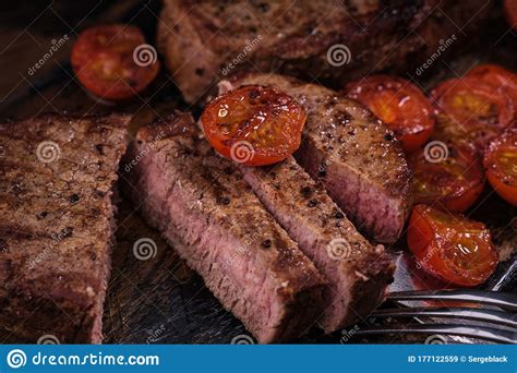 Bife Em Fatias Tomate Carne Grelhada Imagem De Stock Imagem De