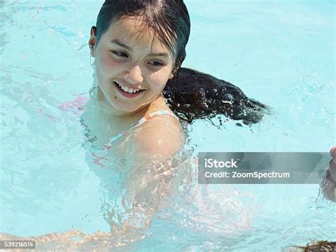 비탄 여자아이 즐거움 In 수영장 놀기에 대한 스톡 사진 및 기타 이미지 놀기 명랑한 물 Istock