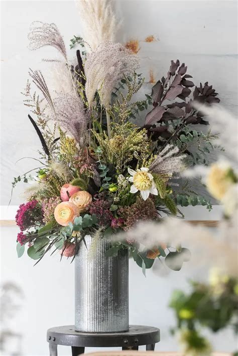 25 Dramatic Halloween Floral Arrangements - Shelterness