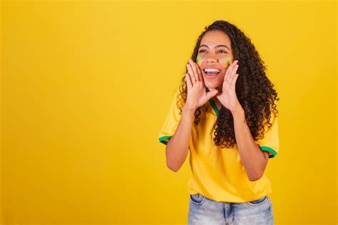 Joven Negra Brasile A Fan Tico Del F Tbol Gritando Promoci N Foto Premium