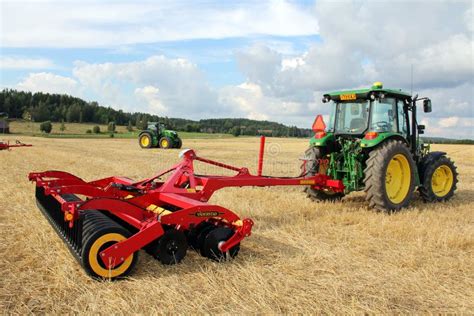 Cultivador De Vaderstad Y Alimentador De John Deere Foto De Archivo