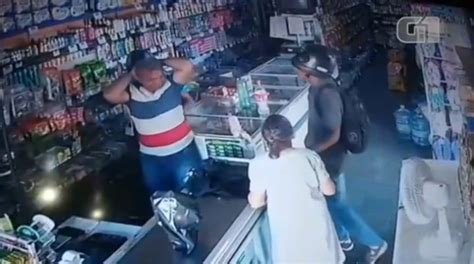 Video Un Ladrón Besa A Una Anciana En Un Robo A Un Supermercado Y Rechaza Llevarse Su Dinero