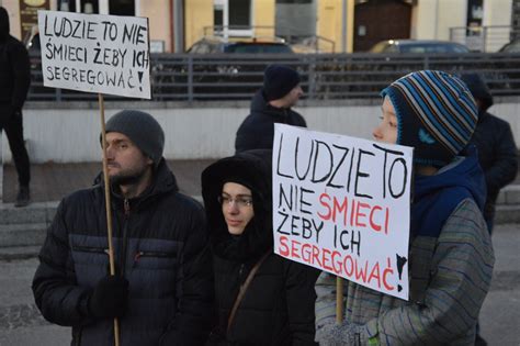 Protest pod hasłem Stop segregacji sanitarnej w Bełchatowie na placu