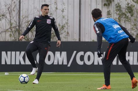 Corinthians prepara substituto de Fagner para sequência de quatro jogos