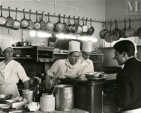 Robert Doisneau Panique Dans La Cuisine Dun Restaurant Un Plat