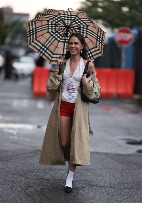 C Mo Combinar En Looks Originales La Gabardina Beige Cl Sica De Zara