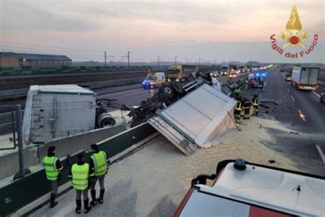 Camion Si Ribalta E Perde Tutto Il Carico Di Farina L Incidente Sull