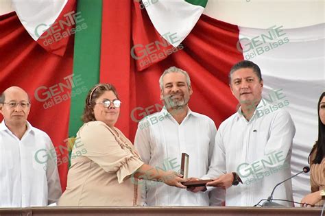 Entrega Presidenta Del Congreso Del Estado A Nombre De La