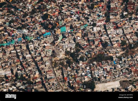 Une vue aérienne des murs et toits colorés des maisons de la banlieue