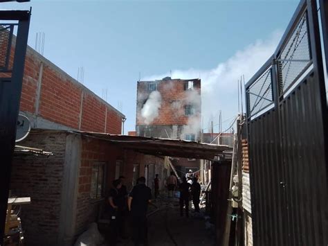 Feroz incendio en Lomas de Zamora se prendió fuego una casa y un depósito