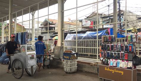 Foto Pembangunan Skybridge Tanah Abang Molor Pkl Kembali Menjamur